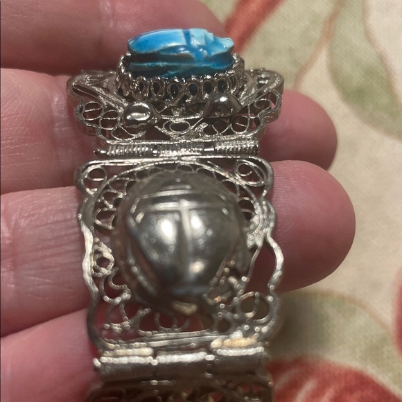 Vintage Egyptian Revival Silver Tone Filagree 1 Center Scarab Side Lock Bracelet - Picture 3 of 12